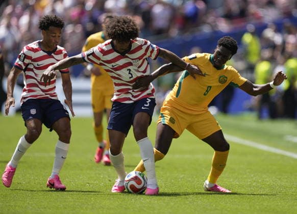 FIFA World Cup, WM, Weltmeisterschaft, Fussball 2026 - Group D - USA vs Australia Chris Richards of USA (C) and Mohamed Toure of Australia (R) in action during the FIFA World Cup 2026 group stage match USA against Australia, in Seattle, USA, 19 June 2026. SEATTLE United States  Copyright: xSTEPHANxBRASHEARx