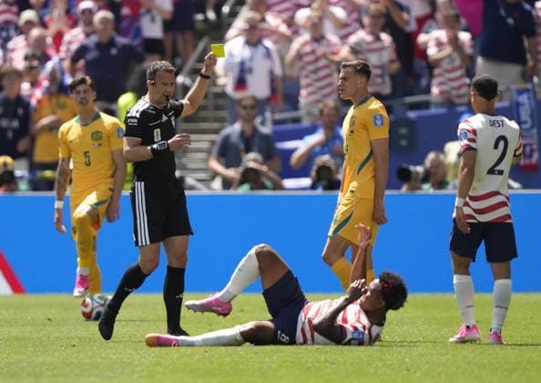 FIFA World Cup, WM, Weltmeisterschaft, Fussball 2026 - Group D - USA vs Australia Referee Felix Zwayer (2L) showds a yellow card to Jordan Bos of Australia (L) during the FIFA World Cup 2026 group stage match USA against Australia, in Seattle, USA, 19 June 2026. SEATTLE United States  Copyright: xSTEPHANxBRASHEARx