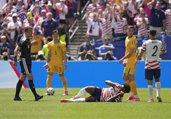FIFA World Cup, WM, Weltmeisterschaft, Fussball 2026 - Group D - USA vs Australia Referee Felix Zwayer (L) showds a yellow card to Jordan Bos of Australia (2L) during the FIFA World Cup 2026 group stage match USA against Australia, in Seattle, USA, 19 June 2026. SEATTLE United States  Copyright: xSTEPHANxBRASHEARx
