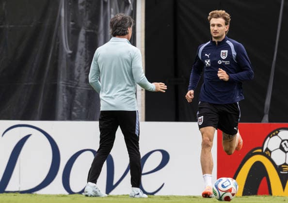 FOOTBALL - FIFA World Cup, WM, Weltmeisterschaft, Fussball 2026, preview SANTA BARBARA,CALIFORNIA,USA,19.JUN.26 - FOOTBALL - FIFA World Cup 2026, USA, Mexico, Canada, preview, Oesterreichischer Fussball-Bund, training team AUT. Image shows Stefan Posch and sports scientist Gerhard Zallinger (AUT).  GEPAxpictures xArminxRauthner