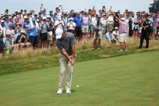 US Open Golf Championship - Round 2 Rory McIlroy of Northern Ireland chips during the second round of the 2026 US Open golf tournament at the Shinnecock Hills Golf Club in Southampton, New York, USA, 19 June 2026. SOUTHAMPTON NEW YORK UNITED STATES  Copyright: xSARAHxYENESELx
