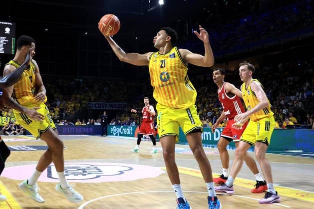 DEU, easyCredit BBL, ALBA vs. Bayern Muenchen, 19.06.2026, Max-Schmeling-Halle, Berlin, DEU, easyCredit BBL, ALBA vs. Bayern Muenchen, im Bild Michael Rataj (ALBA Berlin 21), Moses Wood (ALBA Berlin 11), Oscar da Silva (FC Bayern Muenchen 1) *** DEU, easyCredit BBL, ALBA vs. Bayern Munich, June 19, 2026, Max Schmeling Halle, Berlin, Germany, easyCredit BBL, ALBA vs. Bayern Munich; pictured nordphotoxGmbHx xEngler nph00076