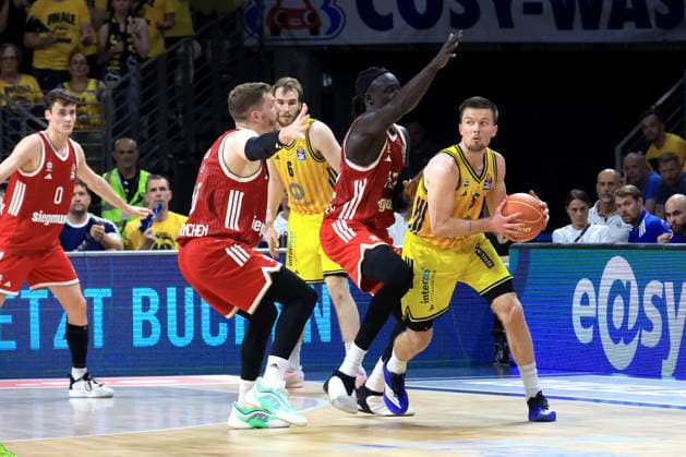 DEU, easyCredit BBL, ALBA vs. Bayern Muenchen, 19.06.2026, Max-Schmeling-Halle, Berlin, DEU, easyCredit BBL, ALBA vs. Bayern Muenchen, im Bild Martin Hermannsson (ALBA Berlin 15), MALTE DELOW (ALBA Berlin 6), Andreas Obst (FC Bayern Muenchen 13), Wenyen Gabriel (FC Bayern Muenchen 32) *** DEU, easyCredit BBL, ALBA vs. Bayern Munich, June 19, 2026, Max Schmeling Halle, Berlin, Germany, easyCredit BBL, ALBA vs. Bayern Munich; pictured nordphotoxGmbHx xEngler nph00076