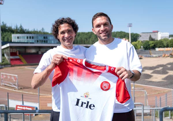 Präsentation Neuzugang Eros Dacaj bei Sportfreunde Siegen hier gemeinsam mit Nico Michaty (SF Siegen) 19.06.2026 Fussball, Regionalliga West, GER, Siegen, Leimbachstadion Siegen