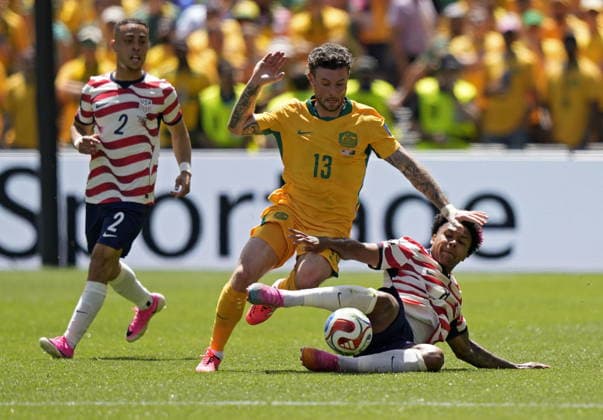 FIFA World Cup, WM, Weltmeisterschaft, Fussball 2026 - Group D - USA vs Australia Aiden O Neill of Australia (C) and Weston McKennie of USA (R) in action during the FIFA World Cup 2026 group stage match USA against Australia, in Seattle, USA, 19 June 2026. SEATTLE United States  Copyright: xSTEPHANxBRASHEARx