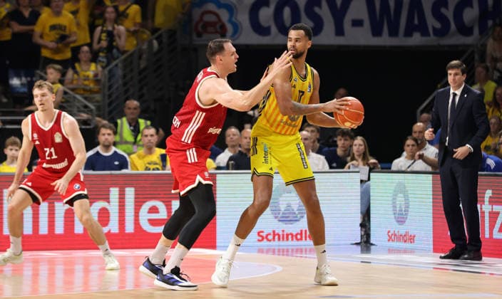 Johannes Voigtmann, Norris Agbakoko am Ball Zweikampf Spielszene Aktion Basketball BBL Bundesliga Herren Play Off Finale 4.Spiel Saison 2025 2026 19.06.2026 ALBA Berlin vs. Bayern München *** Johannes Voigtmann, Norris Agbakoko with the ball; one-on-one; game scene; action; sports; basketball; BBL; Bundesliga; mens; playoff; Game 4 of the finals; 2025–2026 season; June 19, 2026; ALBA Berlin vs. Bayern Munich,detected_source_language