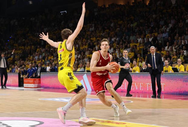 Malte Delow, Justus Hollatz am Ball Zweikampf Spielszene Aktion Basketball BBL Bundesliga Herren Play Off Finale 4.Spiel Saison 2025 2026 19.06.2026 ALBA Berlin vs. Bayern München *** Malte Delow, Justus Hollatz with the ball; one-on-one; game scene; action; sports; basketball; BBL; Bundesliga; mens; playoff; Game 4 of the finals; 2025–2026 season; June 19, 2026; ALBA Berlin vs. Bayern Munich,detected_source_language
