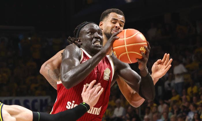 Wenyen Gabriel am Ball, Norris Agbakoko Zweikampf Spielszene Aktion Basketball BBL Bundesliga Herren Play Off Finale 4.Spiel Saison 2025 2026 19.06.2026 ALBA Berlin vs. Bayern München *** Wenyen Gabriel with the ball, Norris Agbakoko in a duel; game scene, action, sports, basketball, BBL, Bundesliga, mens playoffs, Game 4 of the finals, 2025–2026 season, June 19, 2026, ALBA Berlin vs. Bayern Munich,detected_source_language