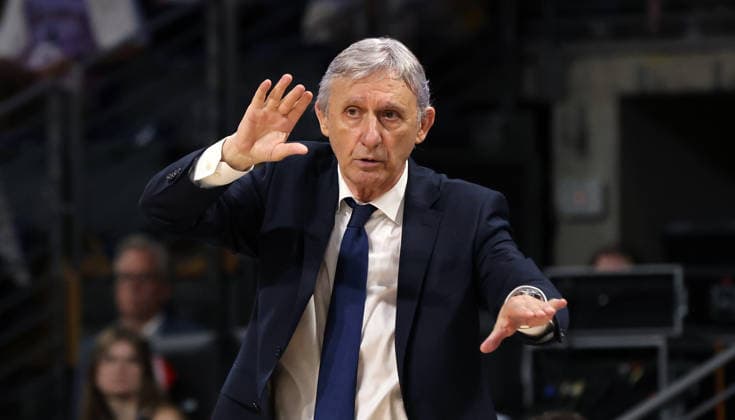 Trainer Svetislav Pesic gibt Anweisungen Aktion Oberkörper Basketball BBL Bundesliga Herren Play Off Finale 4.Spiel Saison 2025 2026 19.06.2026 ALBA Berlin vs. Bayern München *** Coach Svetislav Pesic gives instructions; Upper-body drill; Basketball; BBL; Bundesliga; Mens; Playoff Final 4; Game 4; 2025–2026 season; June 19, 2026; ALBA Berlin vs. Bayern Munich,detected_source_language
