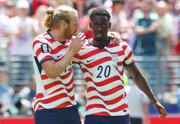 Tim Ream of the United States (13) celebrates with teammate Folarin Balogun after an own goal by Australia gave them a 1-0 lead in the first half during their FIFA World Cup, WM, Weltmeisterschaft, Fussball match at Lumen Field in Seattle, Washington, on Friday, June 19, 2026.  SEA20260619909 CHRISTIANxBRUNSKILL