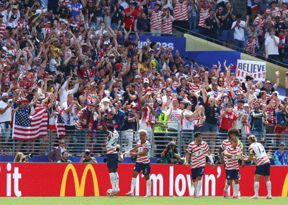 Fans of Team USA celebrate with players after an own goal by Australia gave them a 1-0 lead in the first half during their FIFA World Cup, WM, Weltmeisterschaft, Fussball match at Lumen Field in Seattle, Washington, on Friday, June 19, 2026.  SEA20260619911 CHRISTIANxBRUNSKILL