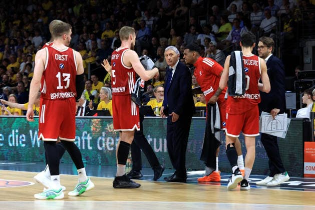 DEU, easyCredit BBL, ALBA vs. Bayern Muenchen, 19.06.2026, Max-Schmeling-Halle, Berlin, DEU, easyCredit BBL, ALBA vs. Bayern Muenchen, im Bild Head Coach Svetislav Pesic (FC Bayern Muenchen), Muenchner-Spielerkreis *** GER, easyCredit BBL, ALBA vs. Bayern Munich, June 19, 2026, Max Schmeling Halle, Berlin, GER, easyCredit BBL, ALBA vs. Bayern Munich, pictured nordphotoxGmbHx xEngler nph00076