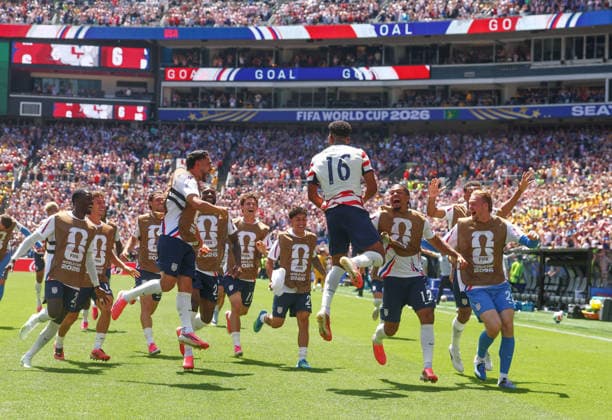 Alex Freeman of the United States (16) celebrates with teammates after scoring a goal against Australia in the first half during their FIFA World Cup, WM, Weltmeisterschaft, Fussball match at Lumen Field in Seattle, Washington, on Friday, June 19, 2026.  SEA20260619915 CHRISTIANxBRUNSKILL