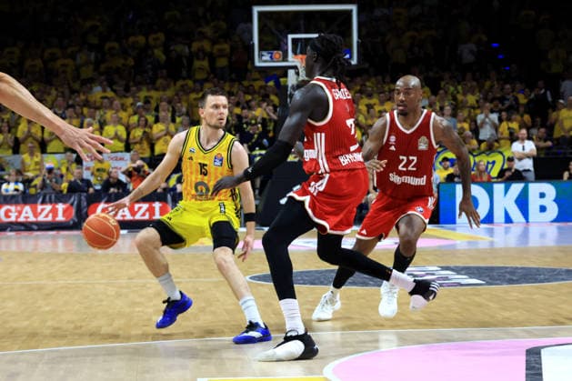 DEU, easyCredit BBL, ALBA vs. Bayern Muenchen, 19.06.2026, Max-Schmeling-Halle, Berlin, DEU, easyCredit BBL, ALBA vs. Bayern Muenchen, im Bild Martin Hermannsson (ALBA Berlin 15), Wenyen Gabriel (FC Bayern Muenchen 32), Isiaha Mike (FC Bayern Muenchen 22) *** DEU, easyCredit BBL, ALBA vs. Bayern Munich, June 19, 2026, Max Schmeling Halle, Berlin, Germany, easyCredit BBL, ALBA vs. Bayern Munich; pictured nordphotoxGmbHx xEngler nph00076