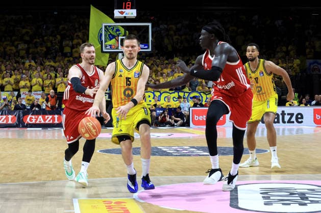 DEU, easyCredit BBL, ALBA vs. Bayern Muenchen, 19.06.2026, Max-Schmeling-Halle, Berlin, DEU, easyCredit BBL, ALBA vs. Bayern Muenchen, im Bild Martin Hermannsson (ALBA Berlin 15), Norris Agbakoko (ALBA Berlin 17), Andreas Obst (FC Bayern Muenchen 13), Wenyen Gabriel (FC Bayern Muenchen 32) *** DEU, easyCredit BBL, ALBA vs. Bayern Munich, June 19, 2026, Max Schmeling Halle, Berlin, Germany, easyCredit BBL, ALBA vs. Bayern Munich; pictured nordphotoxGmbHx xEngler nph00076