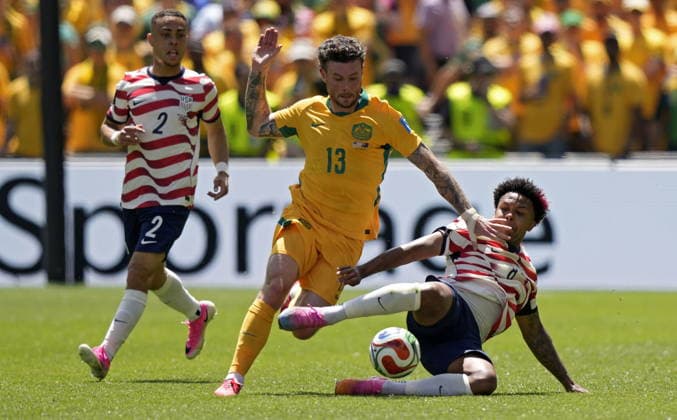 FIFA World Cup, WM, Weltmeisterschaft, Fussball 2026 - Group D - USA vs Australia epaselect Aiden O Neill of Australia (C) and Weston McKennie of USA (R) in action during the FIFA World Cup 2026 group stage match USA against Australia, in Seattle, USA, 19 June 2026. SEATTLE United States  Copyright: xSTEPHANxBRASHEARx