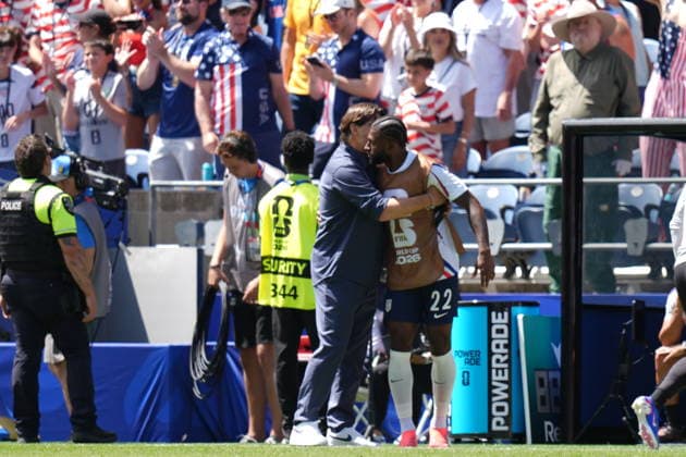 USA v Australia - FIFA World Cup, WM, Weltmeisterschaft, Fussball 2026 - Group D SEATTLE, USA - JUNE 19: Head coach Mauricio Pochettino of USA talks with Mark McKenzie (22) of USA during the 2026 FIFA World Cup First Stage Group D match between USA and Australia at Lumen Field (Seattle Stadium) in Seattle, Washington, United States on June 19, 2026. Ercin Erturk Anadolu Washington United States. Editorial use only. Please get in touch for any other usage.  Copyright: x2026xAnadoluxErcinxErturkx
