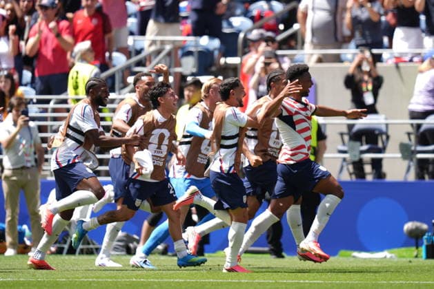 USA v Australia - FIFA World Cup, WM, Weltmeisterschaft, Fussball 2026 - Group D SEATTLE, USA - JUNE 19: Alex Freeman (16) of USA celebrates with his teammates after scoring a goal during the 2026 FIFA World Cup First Stage Group D match between USA and Australia at Lumen Field (Seattle Stadium) in Seattle, Washington, United States on June 19, 2026. Ercin Erturk Anadolu Washington United States. Editorial use only. Please get in touch for any other usage.  Copyright: x2026xAnadoluxErcinxErturkx
