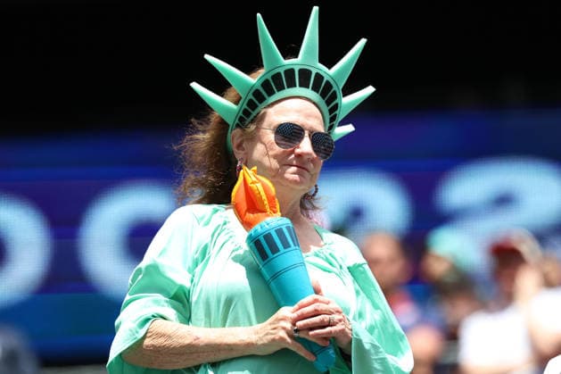 A fan from the United States cheers on her team in a Group D match of the 2026 FIFA World Cup, WM, Weltmeisterschaft, Fussball between the United States and Australia, at Lumen Field stadium in Seattle, United States 19 June 2026. FIFA WORLD CUP 2026: USA - Australia !ACHTUNG: NUR REDAKTIONELLE NUTZUNG!  Copyright: xKennethxFernándezx GR5220 20260619-55020651051_1