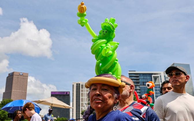 FIFA World Cup, WM, Weltmeisterschaft, Fussball 2026 - Fan Festival in Atlanta A fan wearing a Statue of Liberty balloon replica watches the Group D match USA vs Australia during the FIFA World Cup 2026, at the Fan Festival in Atlanta, Georgia, USA, 19 June 2026. ATLANTA United States  Copyright: xRONALDxWITTEKx