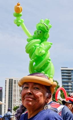 FIFA World Cup, WM, Weltmeisterschaft, Fussball 2026 - Fan Festival in Atlanta A fan wearing a Statue of Liberty balloon replica watches the Group D match USA vs Australia during the FIFA World Cup 2026, at the Fan Festival in Atlanta, Georgia, USA, 19 June 2026. ATLANTA United States  Copyright: xRONALDxWITTEKx