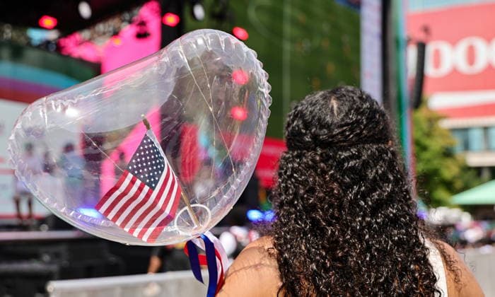 FIFA World Cup, WM, Weltmeisterschaft, Fussball 2026 - Fan Festival in Atlanta A fan carrying a balloon with the American flag watches the Group D match USA vs Australia during the FIFA World Cup 2026, at the Fan Festival in Atlanta, Georgia, USA, 19 June 2026. ATLANTA United States  Copyright: xRONALDxWITTEKx