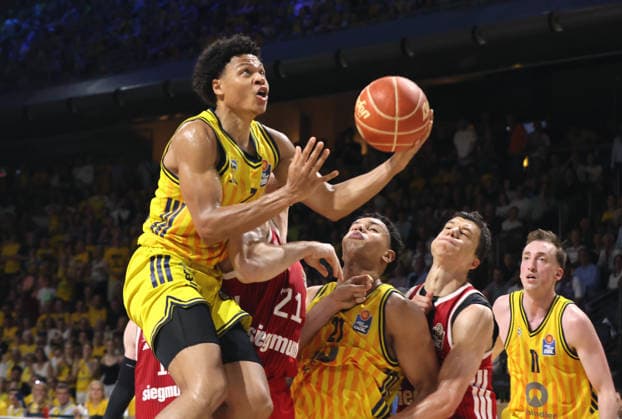 Jack Kayil am Ball zieht zum Korb Zweikampf Spielszene Aktion Basketball BBL Bundesliga Herren Play Off Finale 4.Spiel Saison 2025 2026 19.06.2026 ALBA Berlin vs. Bayern München *** Jack Kayil with the ball drives to the basket; one-on-one; game action; sports; basketball; BBL; Bundesliga; mens; playoff; Game 4; 2025–2026 season; June 19, 2026; ALBA Berlin vs. Bayern Munich,detected_source_language