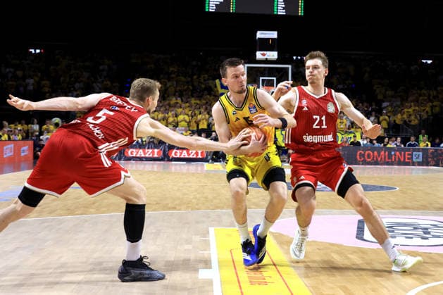 DEU, easyCredit BBL, ALBA vs. Bayern Muenchen, 19.06.2026, Max-Schmeling-Halle, Berlin, DEU, easyCredit BBL, ALBA vs. Bayern Muenchen, im Bild Martin Hermannsson (ALBA Berlin 15), Niels Giffey (FC Bayern Muenchen 5), Justus Hollatz (FC Bayern Muenchen 21) *** GER, easyCredit BBL, ALBA vs. Bayern Munich, June 19, 2026, Max Schmeling Halle, Berlin, Germany, easyCredit BBL, ALBA vs. Bayern Munich; pictured nordphotoxGmbHx xEngler nph00076