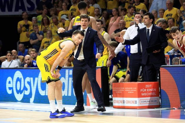 DEU, easyCredit BBL, ALBA vs. Bayern Muenchen, 19.06.2026, Max-Schmeling-Halle, Berlin, DEU, easyCredit BBL, ALBA vs. Bayern Muenchen, im Bild CHEFTRAINER Pedro Calles (ALBA Berlin), ALBA-Spielerkreis, Martin Hermannsson (ALBA Berlin 15) *** GER, easyCredit BBL, ALBA vs. Bayern Munich, June 19, 2026, Max Schmeling Halle, Berlin, Germany, easyCredit BBL, ALBA vs. Bayern Munich, pictured nordphotoxGmbHx xEngler nph00076