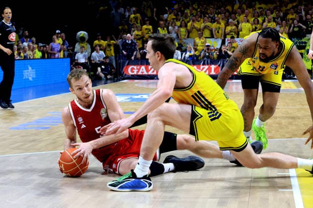 DEU, easyCredit BBL, ALBA vs. Bayern Muenchen, 19.06.2026, Max-Schmeling-Halle, Berlin, DEU, easyCredit BBL, ALBA vs. Bayern Muenchen, im Bild Justin Bean (ALBA Berlin 34), J Wan Roberts (ALBA Berlin 13), Niels Giffey (FC Bayern Muenchen 5) *** DEU, easyCredit BBL, ALBA vs. Bayern Munich, June 19, 2026, Max Schmeling Halle, Berlin, Germany, easyCredit BBL, ALBA vs. Bayern Munich; pictured nordphotoxGmbHx xEngler nph00076