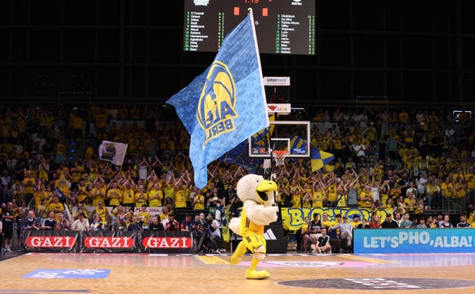Maskottchen Albatros läuft mit Alba fahne übers Feld Basketball BBL Bundesliga Herren Play Off Finale 4.Spiel Saison 2025 2026 19.06.2026 ALBA Berlin vs. Bayern München *** Albatros, the mascot, runs across the court carrying the Alba flag. Sports