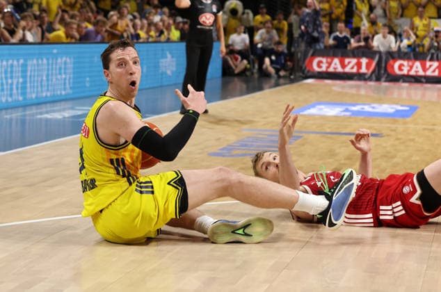 Justin Bean am Ball, Niels Giffey Basketball BBL Bundesliga Herren Play Off Finale 4.Spiel Saison 2025 2026 19.06.2026 ALBA Berlin vs. Bayern München *** Justin Bean with the ball, Niels Giffey, Sports, Basketball, BBL, Bundesliga, Mens Playoff Final Game 4, 2025–2026 Season, June 19, 2026, ALBA Berlin vs. Bayern Munich,detected_source_language