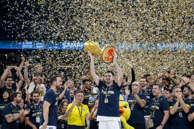 Fenerbahce Beko clinches 13th Basketball Super Lig title ISTANBUL, TURKIYE - JUNE 19: Players of Fenerbahce Beko celebrate after defeating Besiktas GAIN 77-75 to win the series 3-1 and claim the championship title during the Turkish Basketball Super Lig play-off final series fourth match at Sinan Erdem Sports Hall in Istanbul, Turkiye on June 19, 2026. Arife Karakum Anadolu Istanbul Turkey. Editorial use only. Please get in touch for any other usage.  Copyright: x2026xAnadoluxArifexKarakumx