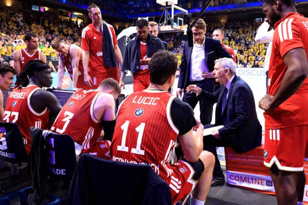DEU, easyCredit BBL, ALBA vs. Bayern Muenchen, 19.06.2026, Max-Schmeling-Halle, Berlin, DEU, easyCredit BBL, ALBA vs. Bayern Muenchen, im Bild Head Coach Svetislav Pesic (FC Bayern Muenchen), Muenchner-Spielerkreis *** GER, easyCredit BBL, ALBA vs. Bayern Munich, June 19, 2026, Max Schmeling Halle, Berlin, GER, easyCredit BBL, ALBA vs. Bayern Munich, pictured nordphotoxGmbHx xEngler nph00076