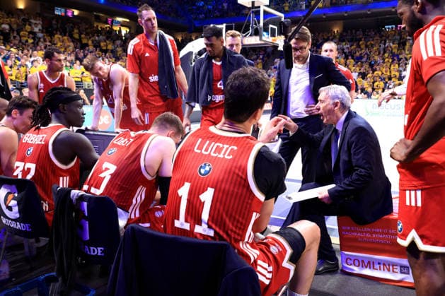 DEU, easyCredit BBL, ALBA vs. Bayern Muenchen, 19.06.2026, Max-Schmeling-Halle, Berlin, DEU, easyCredit BBL, ALBA vs. Bayern Muenchen, im Bild Head Coach Svetislav Pesic (FC Bayern Muenchen), Muenchner-Spielerkreis *** GER, easyCredit BBL, ALBA vs. Bayern Munich, June 19, 2026, Max Schmeling Halle, Berlin, GER, easyCredit BBL, ALBA vs. Bayern Munich, pictured nordphotoxGmbHx xEngler nph00076