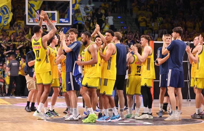 Alba Mannschaft jubelt nach Spielende Freude Emotion Basketball BBL Bundesliga Herren Play Off Finale 4.Spiel Saison 2025 2026 19.06.2026 ALBA Berlin vs. Bayern München *** The Alba team celebrates after the game. Joy, emotion, sports, basketball, BBL, Bundesliga, mens playoffs, Game 4 of the finals, 2025–2026 season, June 19, 2026