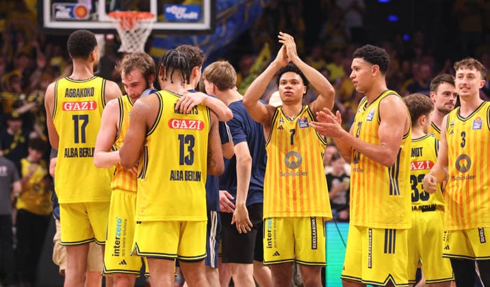Alba Mannschaft jubelt nach Spielende Freude Emotion Basketball BBL Bundesliga Herren Play Off Finale 4.Spiel Saison 2025 2026 19.06.2026 ALBA Berlin vs. Bayern München *** The Alba team celebrates after the game. Joy, emotion, sports, basketball, BBL, Bundesliga, mens playoffs, Game 4 of the finals, 2025–2026 season, June 19, 2026