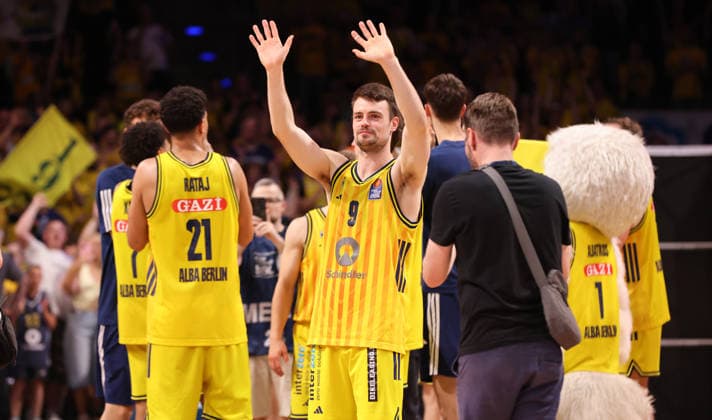 Jonas Mattisseck, Alba Mannschaft jubelt nach Spielende Freude Emotion Basketball BBL Bundesliga Herren Play Off Finale 4.Spiel Saison 2025 2026 19.06.2026 ALBA Berlin vs. Bayern München *** Jonas Mattisseck, ALBA team celebrates after the game