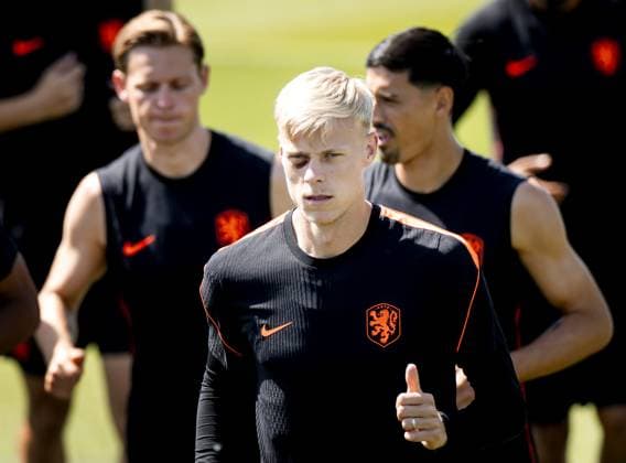 KANSAS CITY - Frenkie de Jong of the Netherlands, Jan Paul van Hecke of the Netherlands, and Tijjani Reijnders of the Netherlands during a training session of the Dutch national team, Nationalteam at the KC Current Training Facility on June 19, 2026, in Kansas City. The Dutch team is preparing for the match against Sweden at the FIFA World Cup, WM, Weltmeisterschaft, Fussball KOEN VAN WEEL ANP xVIxANPxSportx xxANPxIVx 561455106 originalFilename: 561455106.jpg
