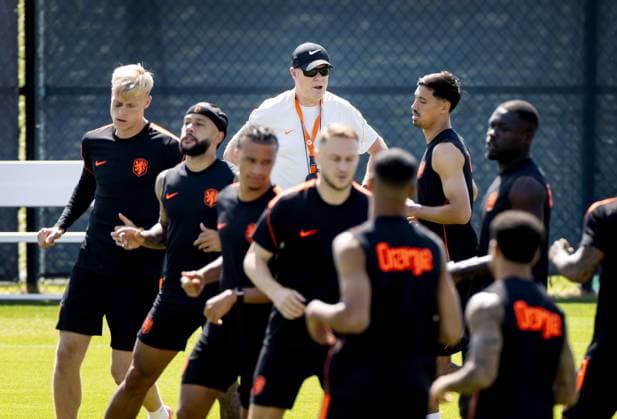 KANSAS CITY - Jan Paul van Hecke (of the Netherlands), Memphis Depay (of the Netherlands), Nathan Ake (of the Netherlands), Netherlands coach Ronald Koeman, Teun Koopmeiners (of the Netherlands), Tijjani Reijnders (of the Netherlands), and Brian Brobbey (of the Netherlands) during a training session of the Dutch national team, Nationalteam at the KC Current Training Facility on June 19, 2026, in Kansas City. The Dutch national team is preparing for the match against Sweden at the FIFA World Cup, WM, Weltmeisterschaft, Fussball KOEN VAN WEEL ANP xVIxANPxSportx xxANPxIVx 561455132 originalFilename: 561455132.jpg