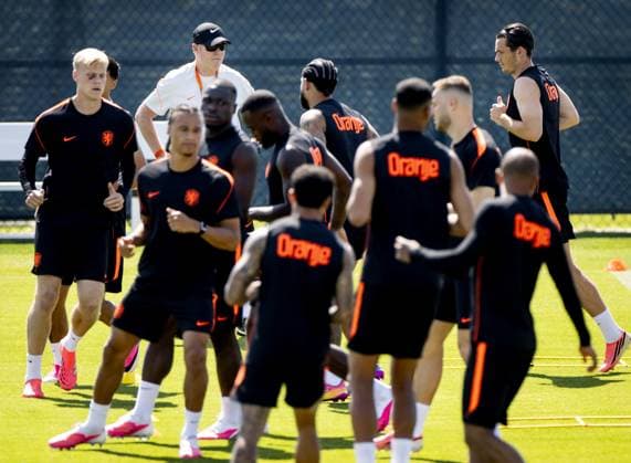 KANSAS CITY - Jan Paul van Hecke (of the Netherlands), Nathan Ake (of the Netherlands), Netherlands coach Ronald Koeman, Brian Brobbey (of the Netherlands), Lutsharel Geertruida (of the Netherlands), Memphis Depay (of the Netherlands), Teun Koopmeiners (of the Netherlands), and Marten de Roon (of the Netherlands) during a training session of the Dutch national team, Nationalteam at the KC Current Training Facility on June 19, 2026, in Kansas City. The Dutch national team is preparing for the match against Sweden at the FIFA World Cup, WM, Weltmeisterschaft, Fussball KOEN VAN WEEL ANP xVIxANPxSportx xxANPxIVx 561455134 originalFilename: 561455134.jpg