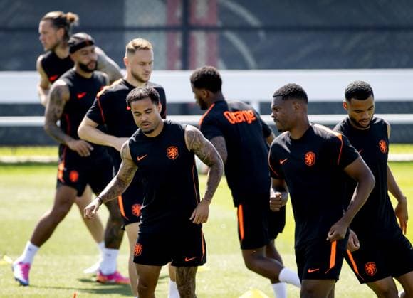 KANSAS CITY - Memphis Depay (of the Netherlands), Teun Koopmeiners (of the Netherlands), Justin Kluivert (of the Netherlands), Jorrel Hato (of the Netherlands), Denzel Dumfries (of the Netherlands) and Cody Gakpo (of the Netherlands) during a training session of the Dutch national team, Nationalteam at the KC Current Training Facility, on June 19, 2026, in Kansas City. The Dutch national team is preparing for the match against Sweden at the FIFA World Cup, WM, Weltmeisterschaft, Fussball KOEN VAN WEEL ANP xVIxANPxSportx xxANPxIVx 561455140 originalFilename: 561455140.jpg