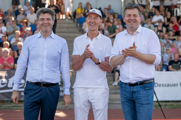 Anhalt 2026 - 28.Int.Leichtathletik Meeting Dessau, Deutschland 19.Juni 2026: Im Bild:v.li.Dessaus Oberbuergermeister Dr.Robert Reck, Meeting Direktor Ralph Hirsch und Ministerpraesident von Sachsen Anhalt Sven Schulze Dessau Paul Greifzu Stadion Sachsen Anhalt Deutschland