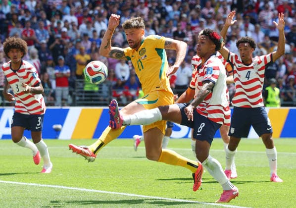 Australia s Cameron Burgess (21) fights for the ball with Weston McKennie of the United States in the second half of their FIFA World Cup, WM, Weltmeisterschaft, Fussball match at Lumen Field in Seattle, Washington, on Friday, June 19, 2026.  SEA20260619920 CHRISTIANxBRUNSKILL