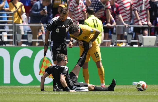 FIFA World Cup, WM, Weltmeisterschaft, Fussball 2026 - Group D - USA vs Australia Aiden O Neill of Australia (R) helps referee Felix Zwayer (bottom) who sits on the pitch with a cramp during the FIFA World Cup 2026 group stage match USA against Australia, in Seattle, USA, 19 June 2026. SEATTLE United States  Copyright: xSTEPHANxBRASHEARx