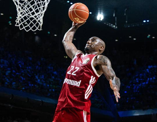 Isiaha Mike (Bayern München, 22) beim Dunk 19.06.2026, Alba Berlin vs Bayern München, Basketball, BBL, Max-Schmeling Halle, Berlin BBL regulations prohibit any use of photographs as image sequences and or quasi-video. *** Isiaha Mike, Bayern Munich, 22, during a dunk on June 19, 2026, Alba Berlin vs. Bayern Munich, Basketball, BBL, Max Schmeling Halle, Berlin. BBL regulations prohibit any use of photographs as image sequences and or quasi-video.,detected_source_language Copyright: HMBxMedia xFinnxWeidmann