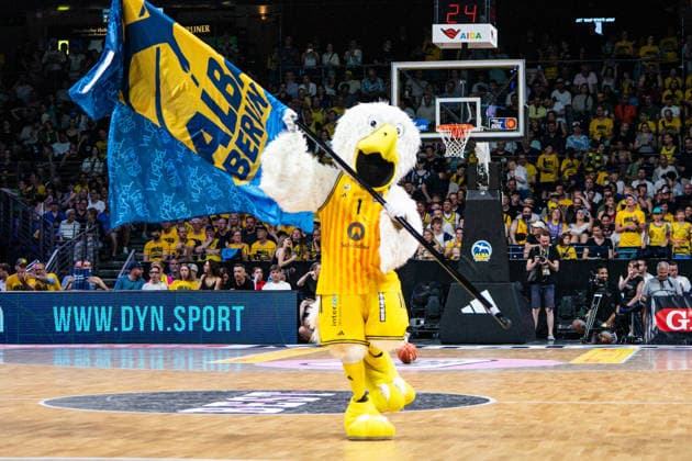 Maskottchen Alba Berlin 19.06.2026, Alba Berlin vs Bayern München, Basketball, BBL, Max-Schmeling Halle, Berlin BBL regulations prohibit any use of photographs as image sequences and or quasi-video. *** Alba Berlin mascot, June 19, 2026, Alba Berlin vs. Bayern Munich, basketball, BBL, Max Schmeling Halle, Berlin. BBL regulations prohibit any use of photographs as image sequences and or quasi-video.,detected_source_language Copyright: HMBxMedia xFinnxWeidmann