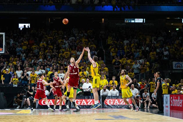 Justin Bean (Alba Berlin 34) und Niels Giffey (Bayern München, 5) 19.06.2026, Alba Berlin vs Bayern München, Basketball, BBL, Max-Schmeling Halle, Berlin BBL regulations prohibit any use of photographs as image sequences and or quasi-video. *** Justin Bean, Alba Berlin 34, and Niels Giffey, Bayern Munich, May 19, 2026, Alba Berlin vs. Bayern Munich, Basketball, BBL, Max Schmeling Halle, Berlin. BBL regulations prohibit any use of photographs as image sequences and or quasi-video.,detected_source_language Copyright: HMBxMedia xFinnxWeidmann