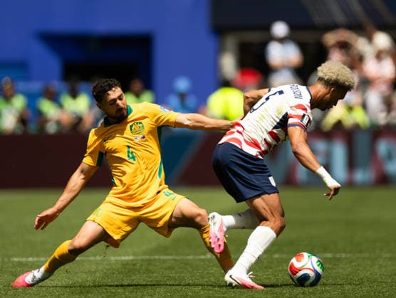 SEATTLE, WASHINGTON - JUNE 19: Antonee Robinson of United States battles for the ball with Jacob Italiano of Australia during the FIFA World Cup, WM, Weltmeisterschaft, Fussball 2026 Group D match between USA and Australia at Seattle Stadium on June 19, 2026 in Seattle, Washington.  Copyright: xMBxMediax