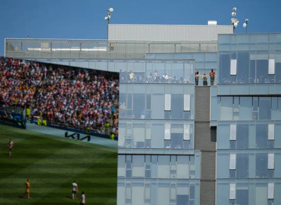 SEATTLE, WASHINGTON - JUNE 19: Spectators watch on from apartments outside the stadium during the FIFA World Cup, WM, Weltmeisterschaft, Fussball 2026 Group D match between USA and Australia at Seattle Stadium on June 19, 2026 in Seattle, Washington.  Copyright: xMBxMediax